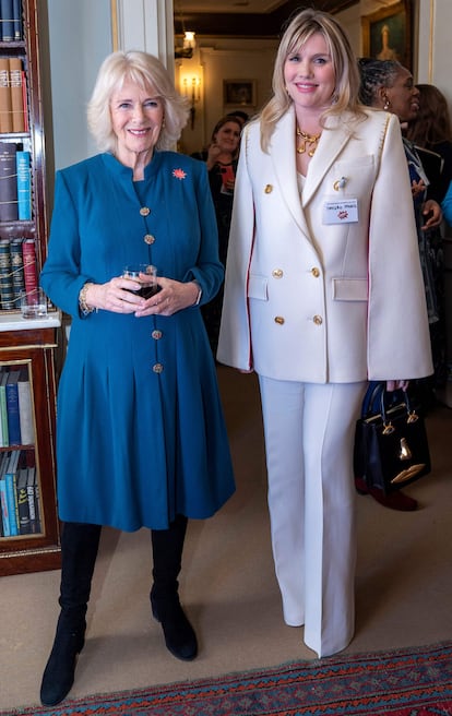 La duquesa de Cornualles, Camila, con Emerald Fennell, actriz que la interpretó en 'The Crown', durante un acto en Clarence House, Londres, el 8 de marzo de 2022.