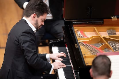 Lahav Shani tocando la parte solista del Concierto BWV 1054 de Bach.