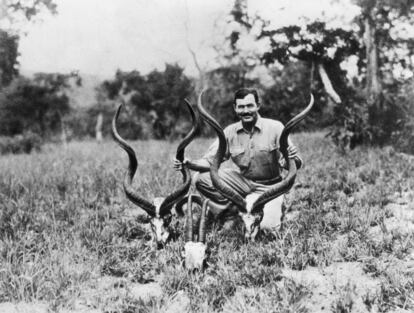 Ernest Hemingway, el 1937, en una expedició de caça a l'Àfrica.