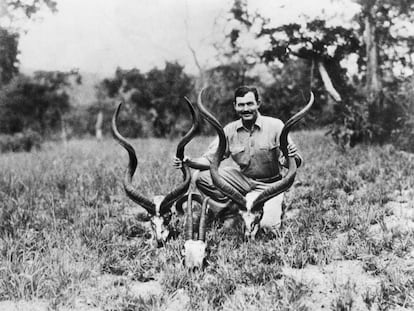 Ernest Hemingway, el 1937, en una expedició de caça a l'Àfrica.