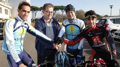 Contador, Sanquer, <i>manager</i> del Astana, Vinokúrov y Pereiro en Pisa.