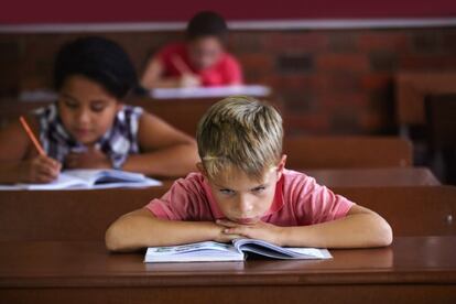 Un niño durante una clase en el colegio.