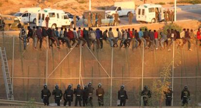Un grupo de inmigrantes intenta entrar en Melilla, el pasado agosto. / Antonio Ruiz