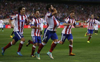 Raul Garc&iacute;a celebra con el bal&oacute;n bajo su camiseta, su gol ante el Sevilla, el tercero del partido.