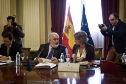 El ministro de Agricultura, Alimentación y Medio Ambiente, Miguel Arias Cañete, conversa con la secretaria general de Agricultura y Alimentación, Isabel García Tejerina, durante la Conferencia Sectorial de Agricultura y Desarrollo Rural y de Pesca que se ha celebrado esta tarde en la sede de ministerio, en Madrid.