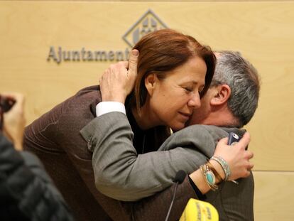 La nova alcaldessa, Marta Madrenas, s&#039;abra&ccedil;a a Ballesta.