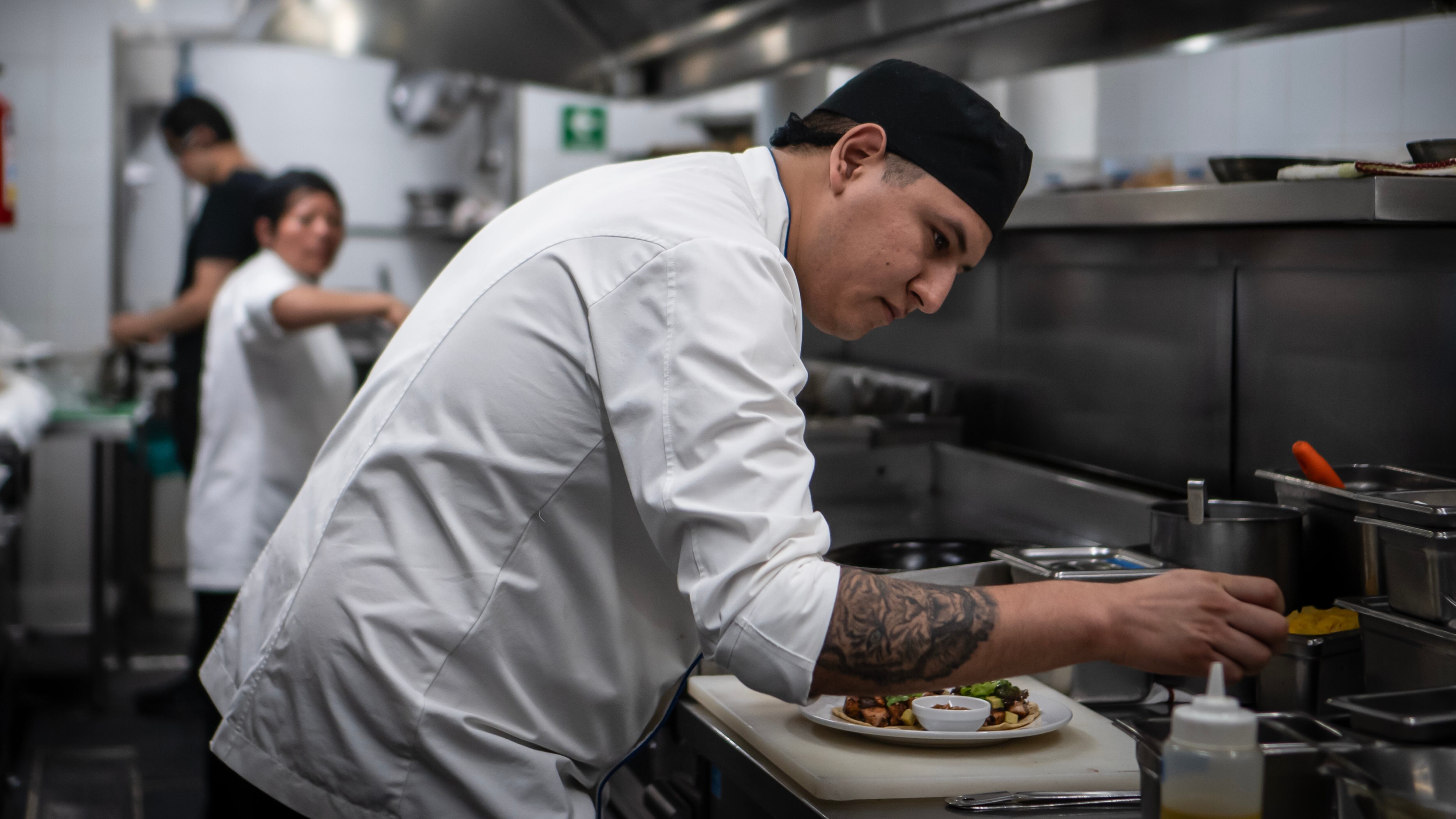 Chefs del restaurante Contramar preparan sus platillos, en mayo de 2024.