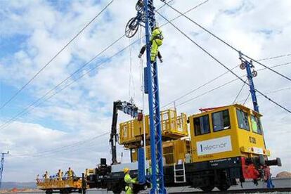 Operarios de Elecnor en la electrificación del tramo del AVE Córdoba-Málaga en Puente Genil.