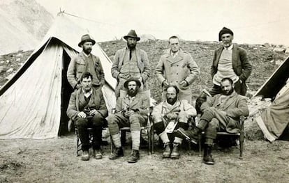 En la fila inferior, de izquierda a derecha: George Mallory, Henry Morshead, Guy Bullock y Oliver Wheeler. Fila superior: A. Wollaston, Charles Howard Bury, Alexander Heron y Harold Raeburn, en 1921, en la cara norte del Everest.