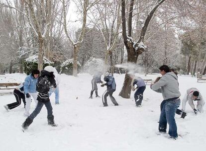 Tras afectar a la mitad norte, el temporal de nieve se ha extendido por la península y ha llegado a Cuenca, donde varios jóvenes aprovecharon para jugar.