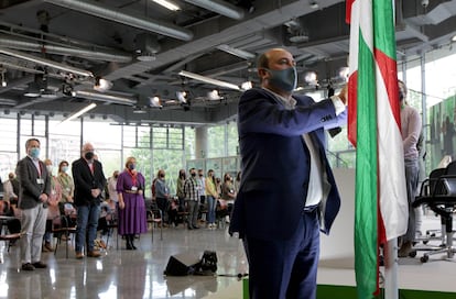 El presidente del PNV, Andoni Ortuzar, durante el izado de la Ikurriña en el palacio Euskalduna