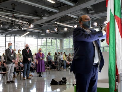 El presidente del PNV, Andoni Ortuzar, durante el izado de la Ikurriña en el palacio Euskalduna