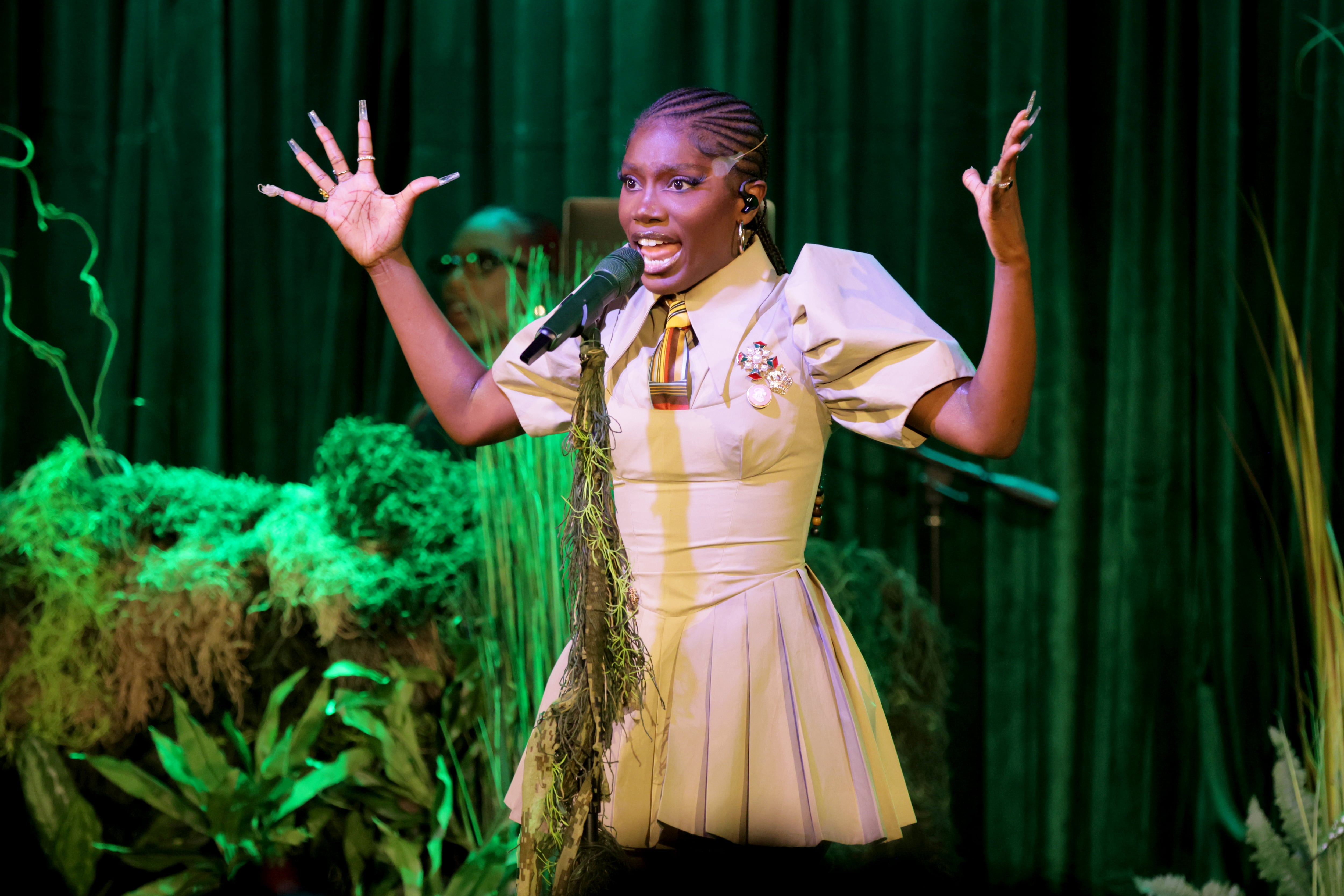 Por amor a Los Ángeles: la entrega 67 de los Grammy rinde tributo a la ciudad herida por las llamas 2 Doechii actúa en en el GRAMMY Museum en Los Ángeles, en diciembre de 2024.