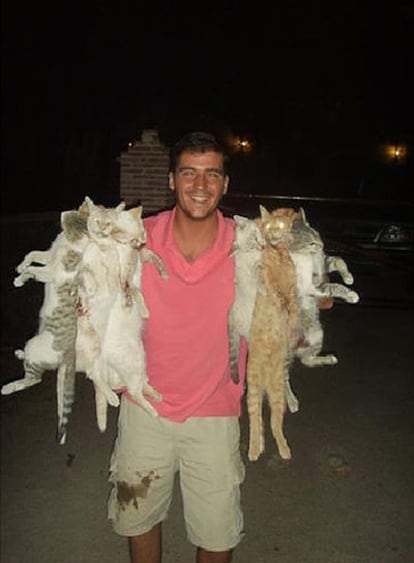 Jaime Ferrero, tras la cacería de gatos, en una foto que colgó en Internet.
