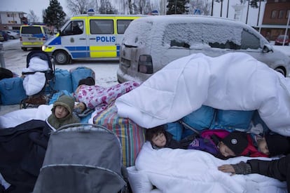 Niños sirios duermen ante el Servicio de Migración en Marsta en enero pasado.