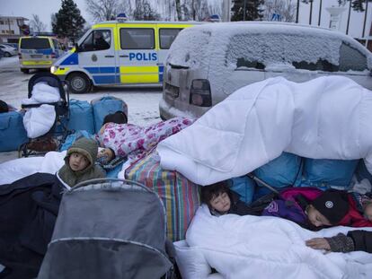 Niños sirios duermen ante el Servicio de Migración en Marsta en enero pasado.