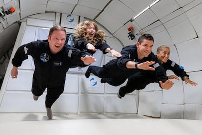 Chris Sembroski, Sian Proctor, Jared Isaacman y Hayley Arceneaux (de izquierda a derecha), en la nave antes del lanzamiento de la misión.
