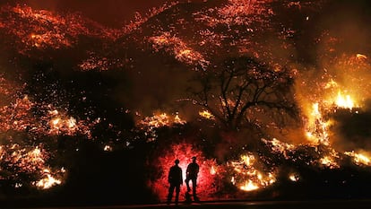 Bomberos monitorean un megaincendio de California (EE UU) de 2017.