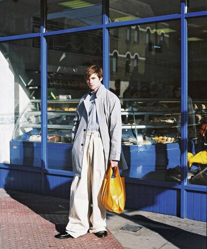 Frente a The Bagel House (Stoke Newington), sudadera con cremallera Dockers, ‘trench’ Brooks Brothers, pantalón JW Anderson y zapatos y bolso Balenciaga. Los ‘bagels’ llegaron a Londres desde Polonia a mediados del siglo XIX gracias a las comunidades judías que se asentaron en Inglaterra. Hoy cada londinense tiene una tienda de ‘bagels’ favorita, y nadie se pone de acuerdo sobre cuál es la mejor.