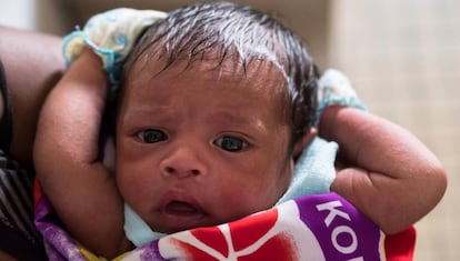 Ezekiel, de seis semanas, posa a la cámara en brazos de su madre en una clínica en Port Vila. Vanuatu 