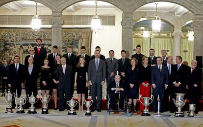 La reina Sofía, los Príncipes de Asturias, la infanta Elena y el ministro de Cultura, José Ignacio Wert, con algunos de los premiados.