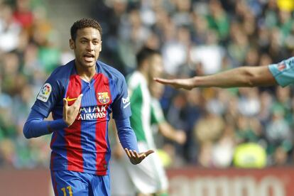 El jugador del Barcelona Neymar protesta al colegiado.