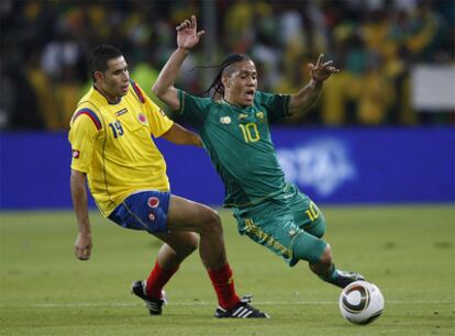 El jugador colombiano Jhon Valencia disputa un balón con Steven Pienaar.