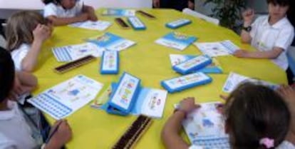 Alumnos en una de las clases de matem&aacute;ticas en ingl&eacute;s de Kids Brain.