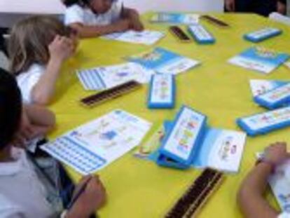 Alumnos en una de las clases de matem&aacute;ticas en ingl&eacute;s de Kids Brain.