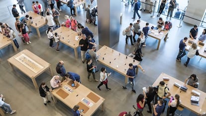 Interior de una de las Apple Store en Barcelona.