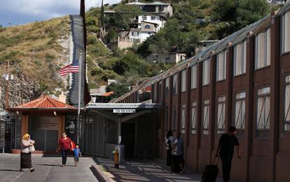 Trasiego de personas en la garita de Nogales, Arizona. 