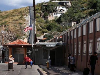 Trasiego de personas en la garita de Nogales, Arizona. 