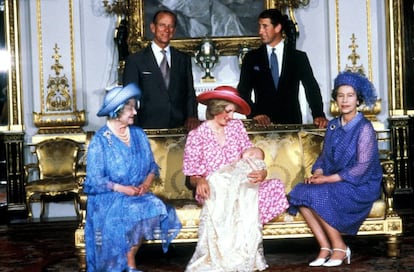 Tras el enlace, pasó un año exacto para que naciera el primer hijo de la pareja, Guillermo Arturo Felipe Luis. Su bautizo tuvo lugar el 4 de agosto de 1982 en el palacio de Buckingham. Aquí, el pequeño en brazos de su madre entre la reina madre de Inglaterra y la reina Isabel II, y escoltado por Felipe de Edimburgo y el príncipe Carlos.