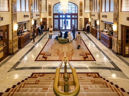 Entrada principal del hotel The Palace, a Luxury Collection Hotel, en Madrid