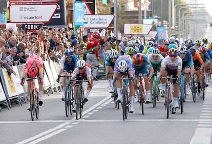 Laurence (Alpecin) cruza la meta antes que Van den Berg (EF).