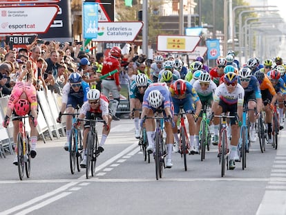 Laurence (Alpecin) cruza la meta antes que Van den Berg (EF).