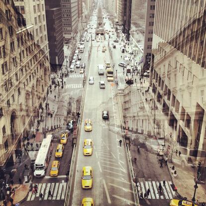 Una vista aérea desde el reloj de la Grand Central Terminal en Nueva York y el barrio londinense de Pimlico. <br><b>La ciudad combinada</b><br>En 2012 me mudé de Nueva York a Londres. Hacía poco que me había licenciado, y en aquel momento sentía que mi ciudad representaba mi auténtico hogar. Allí fue donde crecí, donde me enamoré de la fotografía, donde recibí mis primeros encargos y donde comprendí quién quería ser. Fue el lugar en el que alcancé la madurez personal y artística. Justo entonces me surgió la oportunidad de marcharme a vivir a Londres durante varios años. Y la aproveché, pero no sin una cierta mezcla de nostalgia e inquietud por abandonar la urbe que tanto amaba. Este proyecto, New York + London, es la plasmación del intento de fusionar mis descubrimientos en un nuevo entorno con los recuerdos del anterior. Al combinar las dos ciudades, podía deleitarme en averiguar qué es lo que las acerca y qué las hace diferentes. Cada fotografía plasma una composición que solapa una imagen de cada metrópolis, lo que me permite crear mi propio paisaje urbano y mi propia visión de lo que representa el hogar. En el fondo, se trata de explorar la noción del espacio físico, los recuerdos y la identidad a través de la arquitectura y la añoranza. Mi aspiración es que, entre el bullicio y la quietud, cada cual sea capaz de encontrar algo que le haga sentir como en casa.