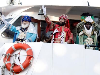 Los tres Reyes Magos, Melchor, Gaspar y Baltasar, a su llega en barco al puerto de Valencia desde donde iniciaron la tradicional cabalgata por la ciudad.