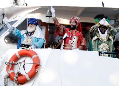 Los tres Reyes Magos, Melchor, Gaspar y Baltasar, a su llega en barco al puerto de Valencia desde donde iniciaron la tradicional cabalgata por la ciudad.