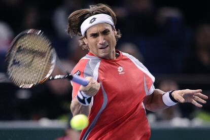 David Ferrer golpea la pelota.