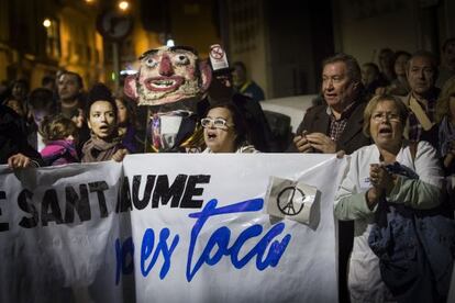 Manifestaci&oacute;n por las calles de Matar&oacute; contra el plan de traslado de camas. 