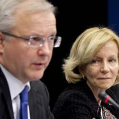 La vicepresidenta segunda del Gobierno y ministra de Economía y Hacienda, Elena Salgado (2-i); el nuevo comisario de Asuntos Económicos y Monetarios, el finlandés Olli Rehn (i); el comisario de Mercado Interior y Servicios, el francés Michel Barnier (2-d); y el comisario de Impuestos, Unión de Fronteras, Aduanas y Lucha contra el fraude, el lituano Algirdas Semeta.