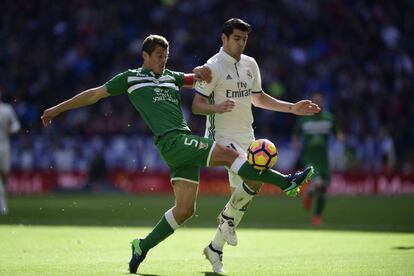 Álvaro Morata (derecha) del Real Madrid y Mantovani del Leganés pelean por el balón.
