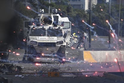 Las fuerzas leales al presidente Nicolás Maduro se enfrentan con los partidarios del líder opositor venezolano y el autoproclamado presidente interino Juan Guaidó