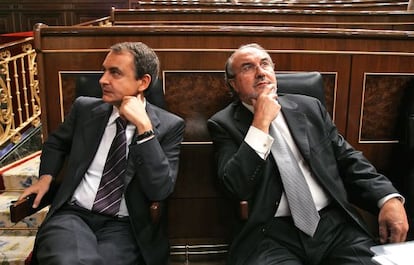 El expresidente José Luis Rodríguez Zapatero (izquierda), junto al ex vicepresidente económico Pedro Solbes en el Congreso de los Diputados.