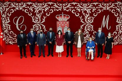 La presidenta de la Comunidad de Madrid, Isabel Díaz Ayuso, posó en la foto de familia durante la ceremonia de toma de posesión de los nuevos consejeros de la Comunidad de Madrid, este lunes, en la Real Casa de Correos.