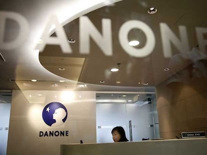 Una empleada de la recepción de las oficinas del grupo Danone Asia Pacific en Shangai (China).