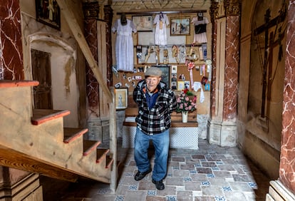 Martín Colomer, en la parte posterior del altar del santuario de la Estrella, donde cuelgan los exvotos colgados por los vecinos a lo largo de muchos años.