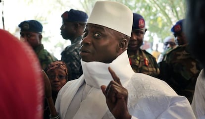 El presidente de Gambia, Yahya Jammeh, muestra su dedo con tinta antes de votar, ayer en Banjul.