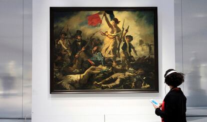 El cuadro de Eugene Delacroix 'La libertad guiando al pueblo', que se exhibe en el Museo del Louvre de París, se ha convertido en uno de los símbolos de la República Francesa, con la figura de Marianne, que simboliza a la patria, avanzando con la bandera tricolor en la mano.